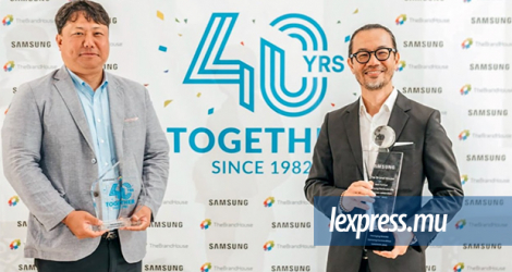 Échange de trophée commémoratif entre Sungwon Jung, Samsung Central Africa President (à g.), et Clovis Wong, CEO de TheBrandHouse, pour célébrer 40 ans de partenariat entre les deux firmes.