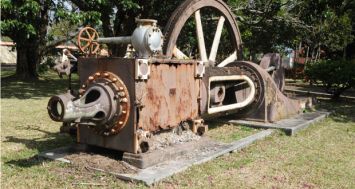Dans un état de dégradation avancée, cette machine ancienne servait autrefois à broyer la canne à sucre pour en extraire le jus. 
