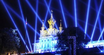 G20 : Des rayons de laser aperçus dans le ciel lors du spectacle d’ouverture du Sommet du g20 à Peterhof, Saint Petersbourg. 