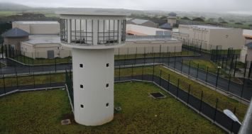 Cinq tours de contrôle comme celle-ci, équipées chacune de projecteurs, donnent une vue d’ensemble sur le site de 42 arpents sur lequel est érigée la prison de Melrose.