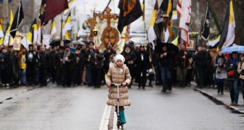 Russie : Une fillette sur sa trottinette alors que des milliers de personnes se sont réunies dans les rues en marge de la Journée nationale pour l’Unité.  