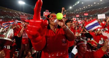 Thaïlande : Environ 20 000 membres du groupe ‘Chemises Rouges’ étaient présents, le 19 novembre, à un rassemblement au stade national de Rajamangala à Bangkok. 