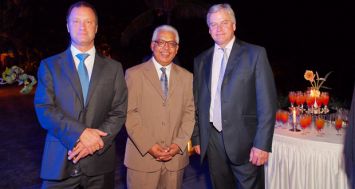 Klaus Gorah, directeur, Petredec (Mauritius) Ltd, le Dr Sunil Gunness, Chairman, Petredec (Mauritius) Ltd et Chris Stedman, actionnaire, Petredec Ltd.