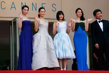 Les actrices Kaho, Haruka Ayase, Suzu Hirose et Masami Nagasawa, accompagnent le réalisateur Hirokazu Koreeda lors de la projection du film japonais «Our Little Sister».