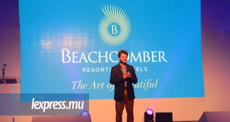 Gilbert Espitalier-Noël présentant le nouveau logo de Beachcomber.