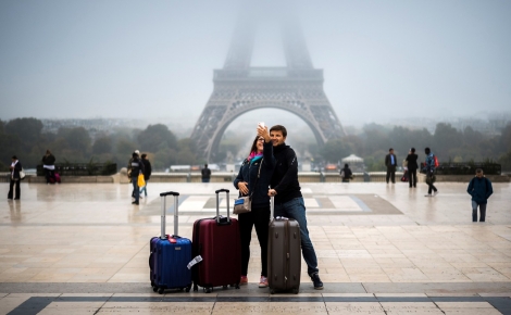  Les touristes prennent un selfie en face de la tour Eiffel.