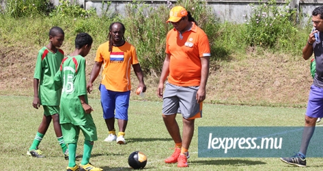 Le ministre Stephan Toussaint donnant le coup d’envoi d’un match de football.
