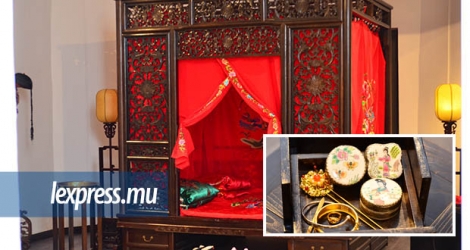 Les collections exposées à Flic-en-Flac, comme le lit en bois et ces bijoux, proviennent du Capital Museum de Beijing.