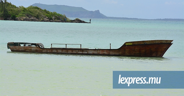 Anse-La-Raie : épave flottante dans le lagon - L'express Maurice