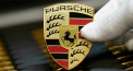 Photo d'archives du logo de la marque de luxe Porsche que Volkswagen projette de placer en bourse pour financer sa transition électrique, à Stuttgart, sud de l'Allemagne, le 4 mars 2020. THOMAS KIENZLE AFP/Archives