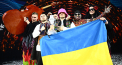 Le groupe ukrainien Kalush Orchestra pose avec le trophée de la victoire à l'Eurovision, à Turin, le 14 mai 2022.