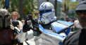 Un fan de Star Wars déguisé lors de la convention à Anaheim, en Californie, le 26 mai 2022.