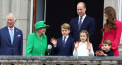 Le Prince Charles, la reine Elizabeth II, le prince William, son épouse Kate et leurs trois enfants George, Charlotte et Louis, sur le balcon de Buckingham Palace, le 5 juin 2022.