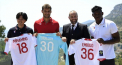 Trois des recrues de Monaco, les attaquants Takumi Minamino (g) et Breel Embolo (d), le gardien Thomas Didillon, posent avec le directeur sportif du club Paul Mitchell, le 20 juillet 2022 à La Turbie.