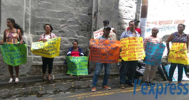(Photo d’archives) Les membres du Groupe réfugiés Chagos lors d’un rassemblement devant l’ambassade britannique, lundi 28 septembre.