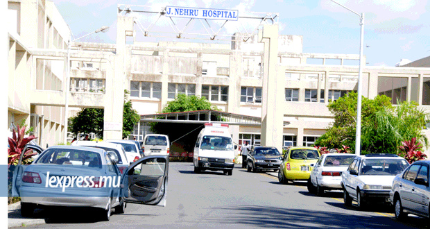Le corps d’un mécanicien de 54 ans a été transporté à l’hôpital Nehru, mardi. Le corps d’un mécanicien de 54 ans a été transporté à l’hôpital Nehru, mardi.