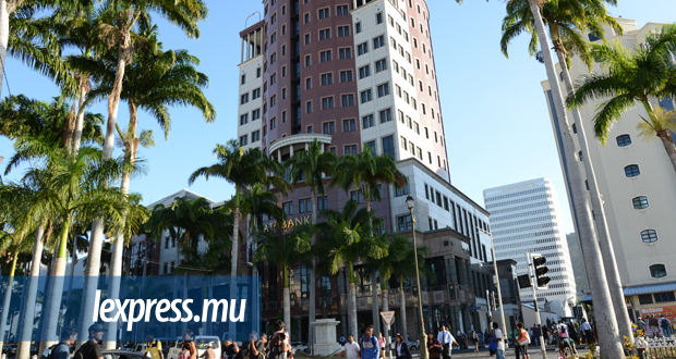 C’est auprès de la State Bank of Mauritius que le ministre Lutchmeenaraidoo a contracté un prêt de 1,1 million d’euros. C’est auprès de la State Bank of Mauritius que le ministre Lutchmeenaraidoo a contracté un prêt de 1,1 million d’euros.