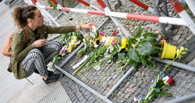 Des fleurs en hommage aux victimes de l'attentat de Nice. Des fleurs en hommage aux victimes de l'attentat de Nice.