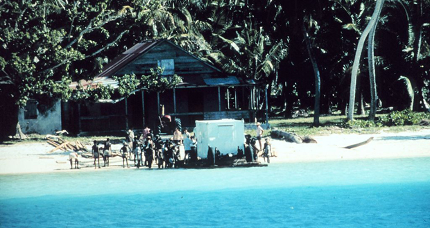 1971, Diego Garcia. Des Chagossiens aident l’US National Oceanic and Atmospheric Agency à débarquer des équipements. (Photo ©Kirby Crawford)  