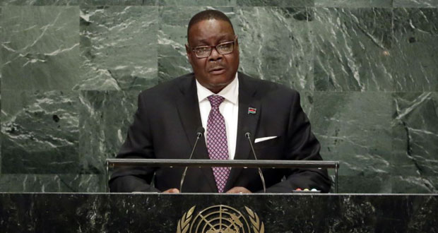 Malawi: Le Président Peter Mutharika salue les officiels avec la main gauche et les rumeurs s'installent