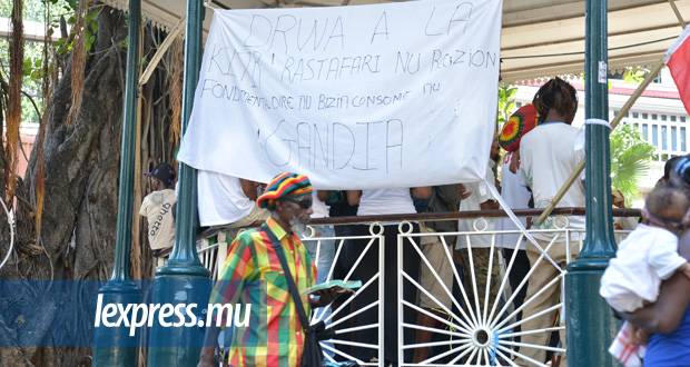 Onze membres de la communauté rastafari ont été arrêtés en mai 2016 lors d’un rassemblement au Jardin de la Compagnie. Onze membres de la communauté rastafari ont été arrêtés en mai 2016 lors d’un rassemblement au Jardin de la Compagnie.
