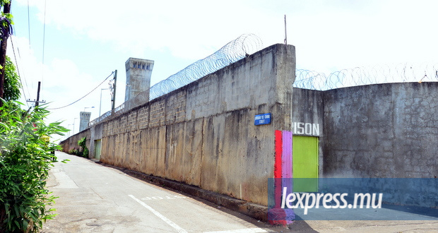 La came se trouvait dans un sachet en plastique, dans l’herbe, à la prison de Beau-Bassin. La came se trouvait dans un sachet en plastique, dans l’herbe, à la prison de Beau-Bassin.