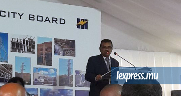 Le ministre Ivan Collendavelloo, lors de l’inauguration des nouveaux moteurs de la centrale de St-Louis, ce mardi 20 mars. Le ministre Ivan Collendavelloo, lors de l’inauguration des nouveaux moteurs de la centrale de St-Louis, ce mardi 20 mars.