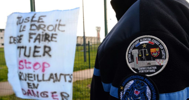 Un surveillant de l'administration pénitentiaire devant la prison d'Alençon, le 7 mars 201 à Condé-sur-Sarthe. Un surveillant de l'administration pénitentiaire devant la prison d'Alençon, le 7 mars 201 à Condé-sur-Sarthe.