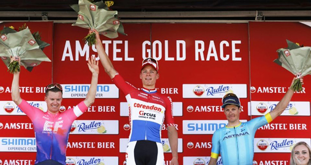 Le Néerlandais Mathieu Van der Poel (c) vainqueur de l'Amstel Gold Race, sur le podium aux côtés de l'Australien Simon Clarke (g), 2e, et du Danois Jakob Fuglsang (d), 3e, le 21 janvier 2019 à Vilt aux Pays-Bas. Le Néerlandais Mathieu Van der Poel (c) vainqueur de l'Amstel Gold Race, sur le podium aux côtés de l'Australien Simon Clarke (g), 2e, et du Danois Jakob Fuglsang (d), 3e, le 21 janvier 2019 à Vilt aux Pays-Bas.