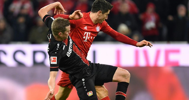 L'attaquant polonais du Bayern Munich Robert Lewandowski (d) tente d'échapper au défenseur de Leverkusen Sven Bender, le 30 novembre 2019 à Munich. L'attaquant polonais du Bayern Munich Robert Lewandowski (d) tente d'échapper au défenseur de Leverkusen Sven Bender, le 30 novembre 2019 à Munich.