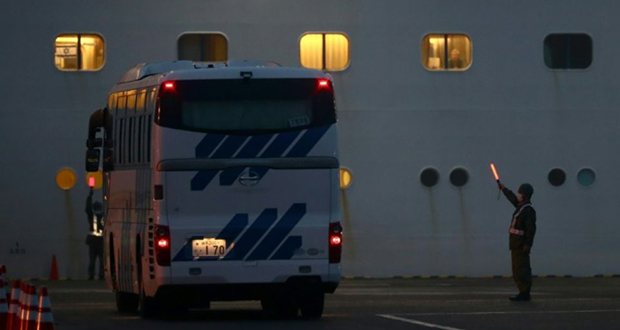 Un bus garé devant le Diamond Princess, le 16 février 2020 dans le port de Yokohama, près de Tokyo, au Japon. Un bus garé devant le Diamond Princess, le 16 février 2020 dans le port de Yokohama, près de Tokyo, au Japon.