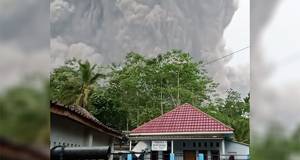 Le mont Semeru entre en éruption, le 4 décembre 2021, à Lumajang (Indonésie). 