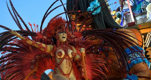 Sur cette photo prise le 24 février 2020, des membres de l'école de samba Portela défilent lors de la première nuit du carnaval de Rio au Sambadrome Marques de Sapucai à Rio de Janeiro, Brésil.