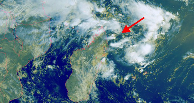 La perturbation tropicale au nord-est menace Madagascar. Le système va ressortir dans le Canal du Mozambique avant de s’intensifier en une tempête tropicale. Elle sera baptisée Ana.