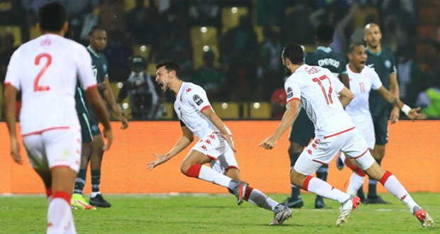 Le capitaine de la Tunisie Youssef Msakni (au centre) vient de marquer contre le Nigeria le but qui qualifie son équipe pour les quarts de la CAN à Garoua, le 23 janvier 2022.