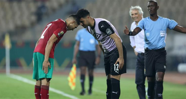 Le défenseur marocain Achraf Hakimi célèbre son but avec le gardien Munir Mohand Mohamedi, sous les yeux du sélectionneur bosnien Vahid Halilhodzic, lors du 8e de finale de la Coupe d'Afrique des nations contre Le Malawi, le 25 janvier 2022 à Yaoundé.