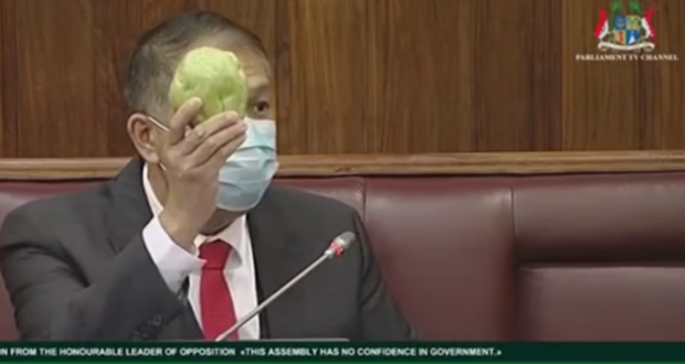 Le député Michaël Sik Yuen a brandi un chouchou, certainement pas produit en Ukraine.