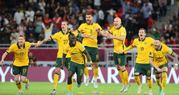Les joueurs australiens explosent de joie après avoir décroché la qualification pour le Mondial aux dépens du Pérou à Al-Rayyan, le 13 juin 2022.