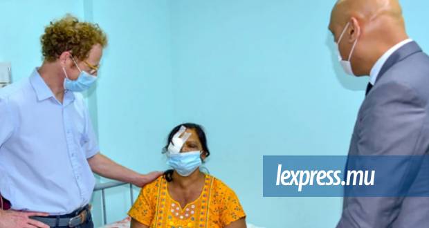 Le Pr Nicolas Leveziel et le ministre Kailesh Jagutpal ont rendu visite hier aux patients récemment opérés des yeux à l’hôpital de Souillac.