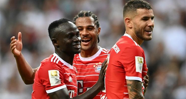 Sadio Mané, est félicité par Serge Gnabry et Lucas Hernandez a marqué le 3e but du Bayern à Francfort pour ses débuts en Bundesliga, le 5 août 2022.
