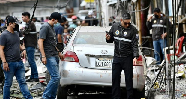 Des membres de la police équatorienne inspectent les lieux d'un attentat à Guayaquil, en Equateur, le 14 août 2022.