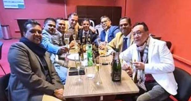 Jean Michel Lee Shim (à dr.) en compagnie de quelques invités de People’s Turf PLC, dont l’entraîneur Amar Sewdyal et son jockey. 