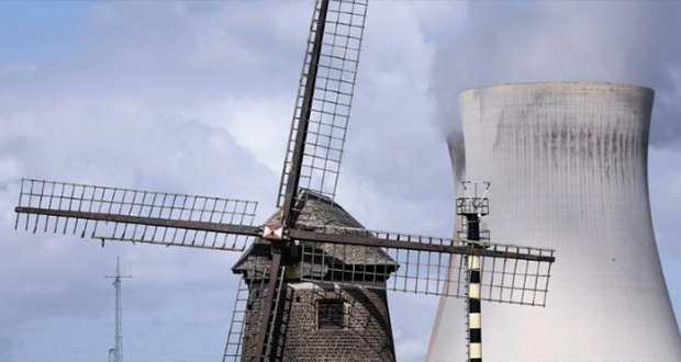 Un moulin devant la centrale nucléaire d'Antwerp le 19 septembre 2022.