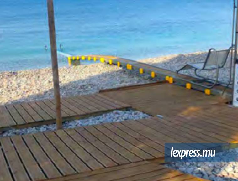 Une rampe a été aménagée sur la plage afin de faciliter l’accès à la mer et la plage aux handicapés
