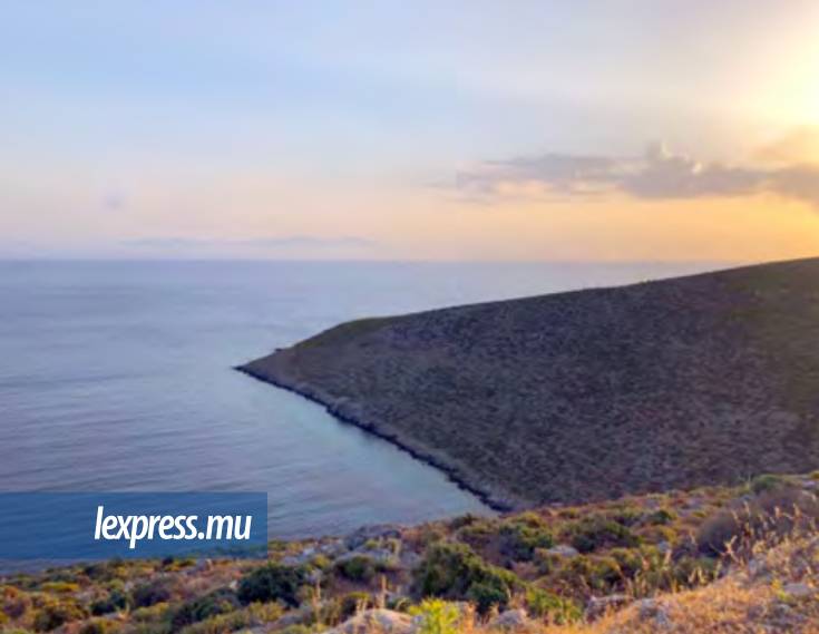 Le lever du soleil sur l'île de Tilos
