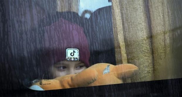 Un enfant ukrainien dans un bus l'emmenant vers la capitale moldave Chisinau après avoir franchi la frontière à Palanca, le 2 mars 2022.