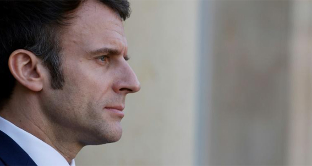 Le président Emmanuel Macron le 28 février 2022 sur le perron de l'Elysée à Paris.