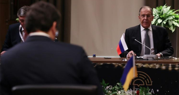 Le ministre des Affaires étrangères russe Sergueï Lavrov (d) face à son homologue ukrainien Dmytro Kouleba, de dos, lors de leur rencontre à Antalya, en Turquie, le 10 mars 2022.