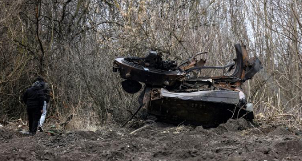 Un char russe détruit dans le village ukrainien de Lukianivka près de Kiev le 30 mars 2022.