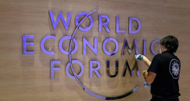Une employée nettoie le logo du Forum économique mondial (WEF) à l'intérieur du centre des congrès de Davos, en Suisse, le 22 mai 2022.